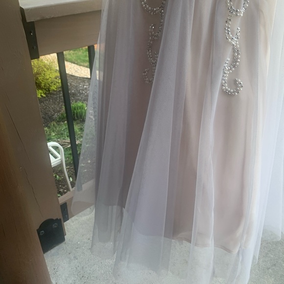 A beautiful gown in a blush cream color, size 6 - Picture 4 of 9